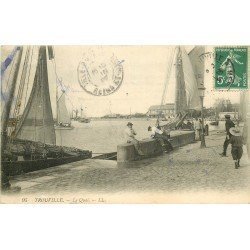 carte postale ancienne 14 TROUVILLE. Le Quai vers 1909