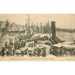 carte postale ancienne 14 TROUVILLE. Avant-Port arrivée du Bateau du Havre 1905
