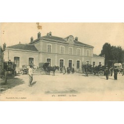 63 AMBERT. Nombreux attelages devant la Gare