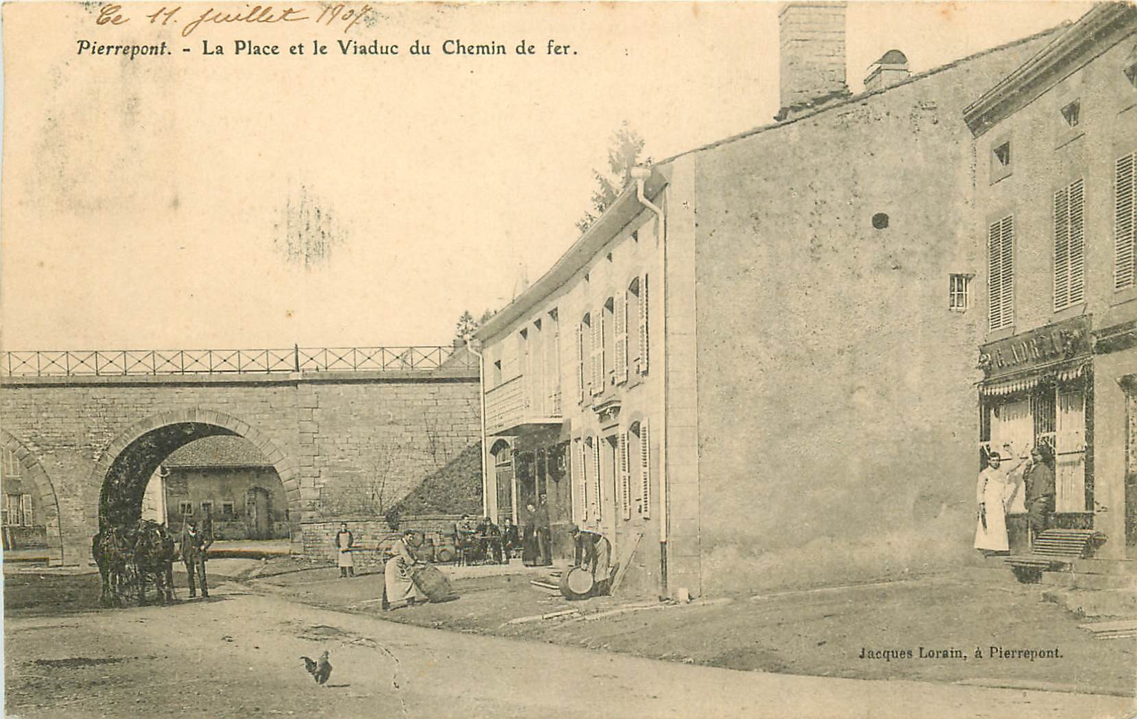 02 PIERREPONT. Café et Boucherie sur la Place avec le Viaduc du Chemin de fer 1907