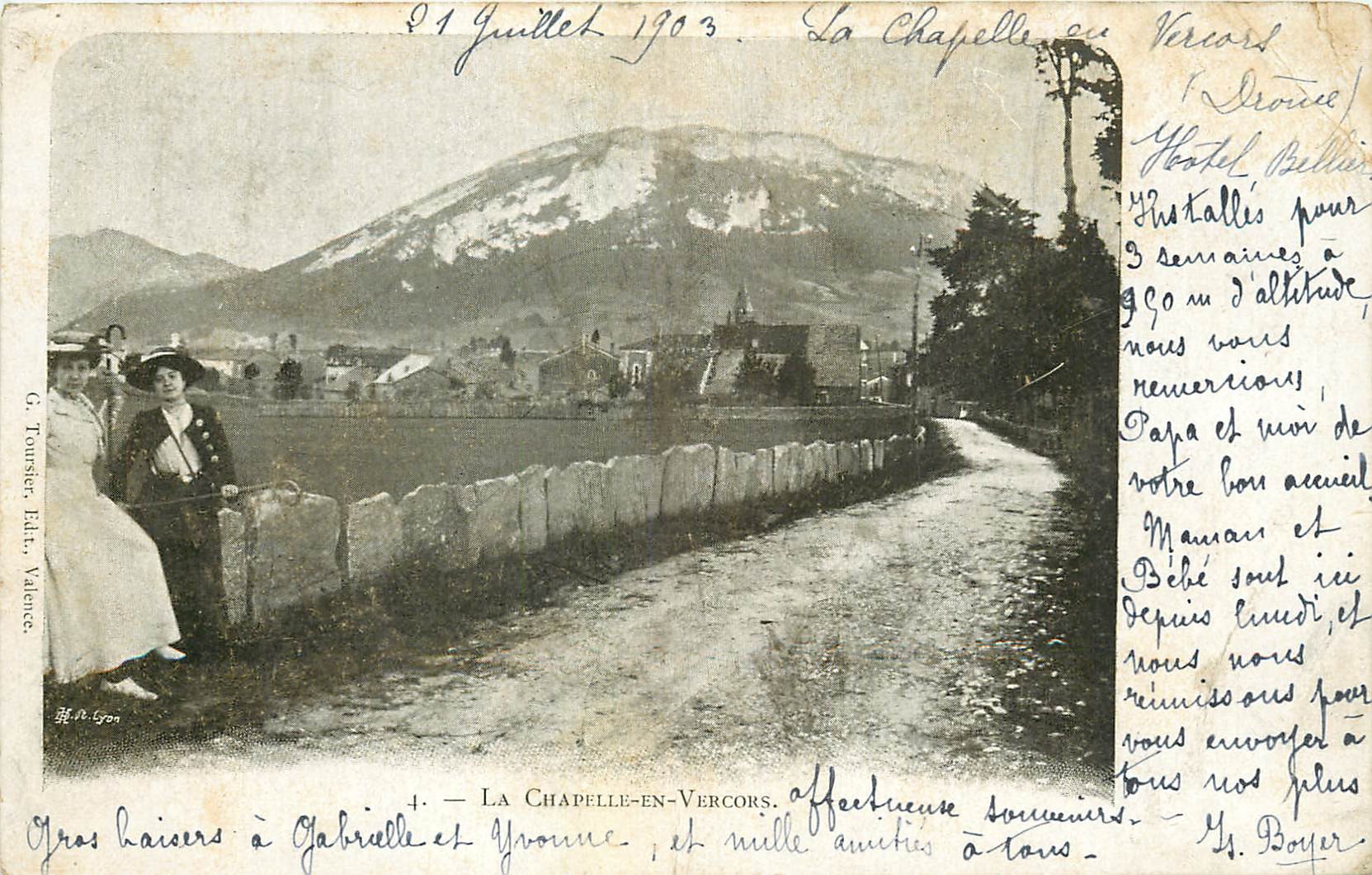 26 LA CHAPELLE-EN-VERCORS. Elégantes sur la Route du Village 1903