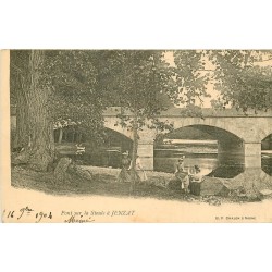 03 JENZAT. Belles élégantes près du Pont sur la Sioule 1904