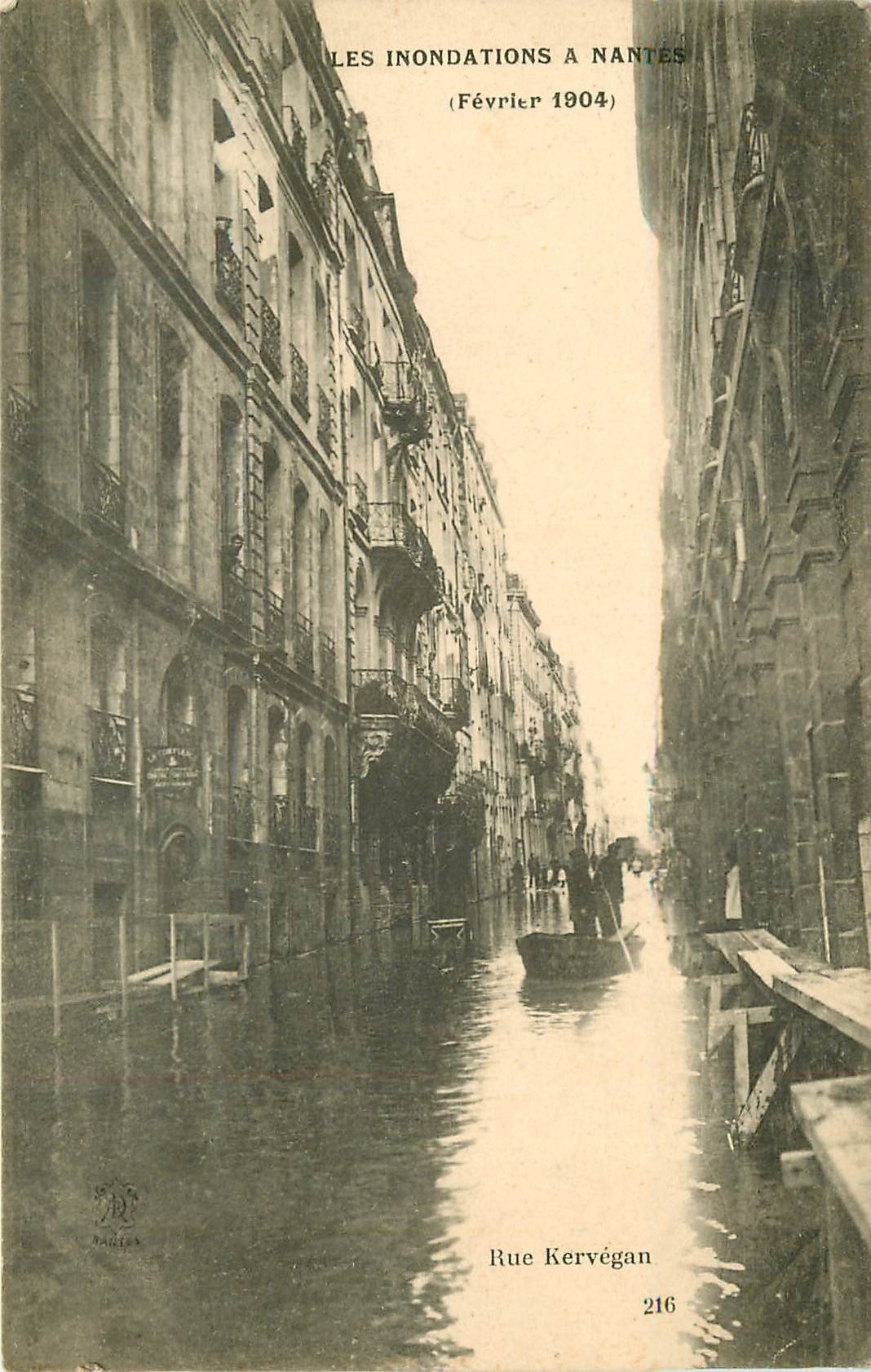 44 NANTES. Sauveteurs rue Kervégan pendant les Inondations de 1904