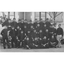 Superbe et rare Photo carte postale. Groupe de Militaires du 21° Régiment d'Infanterie à la Caserne
