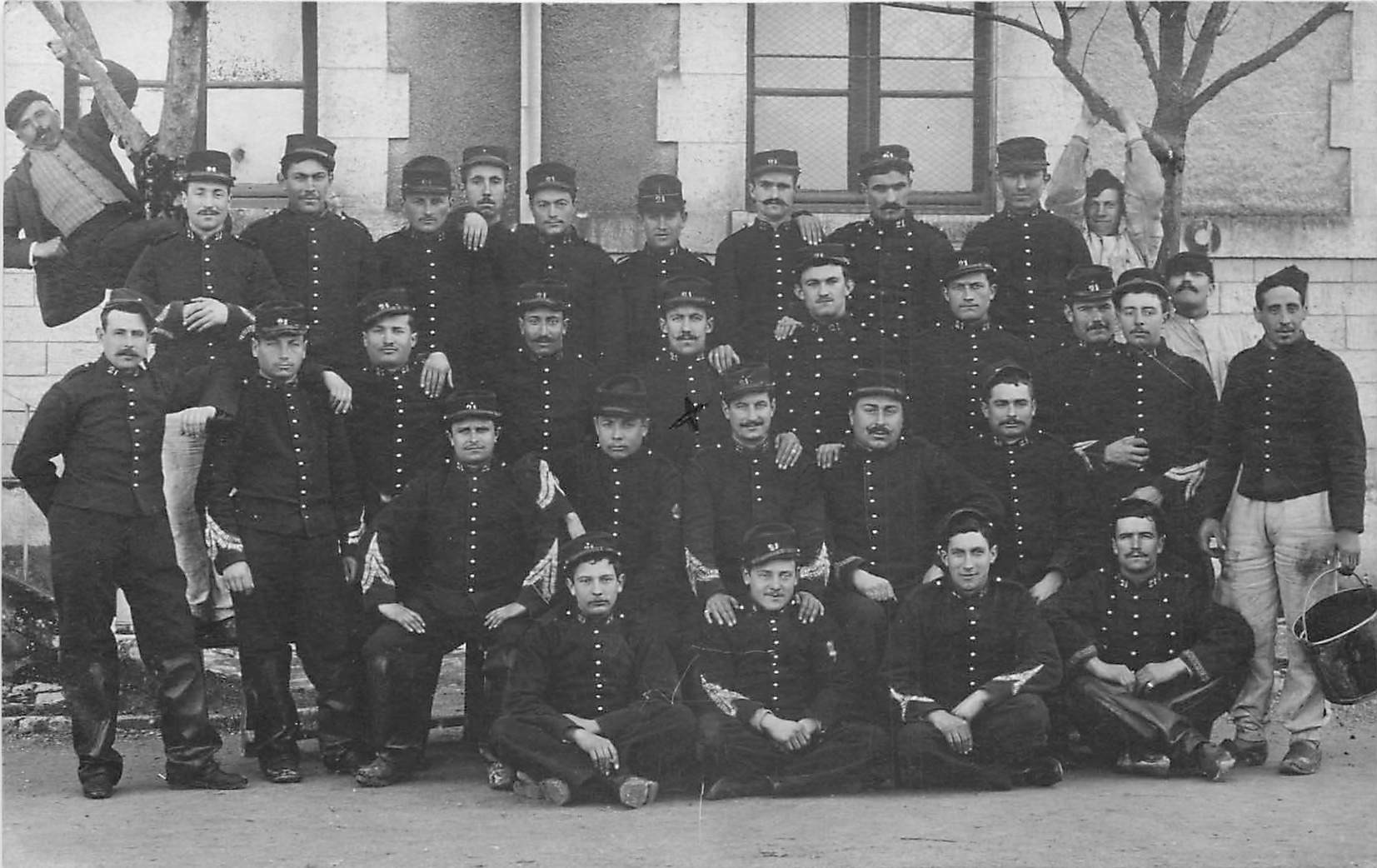Superbe et rare Photo carte postale. Groupe de Militaires du 21° Régiment d'Infanterie à la Caserne