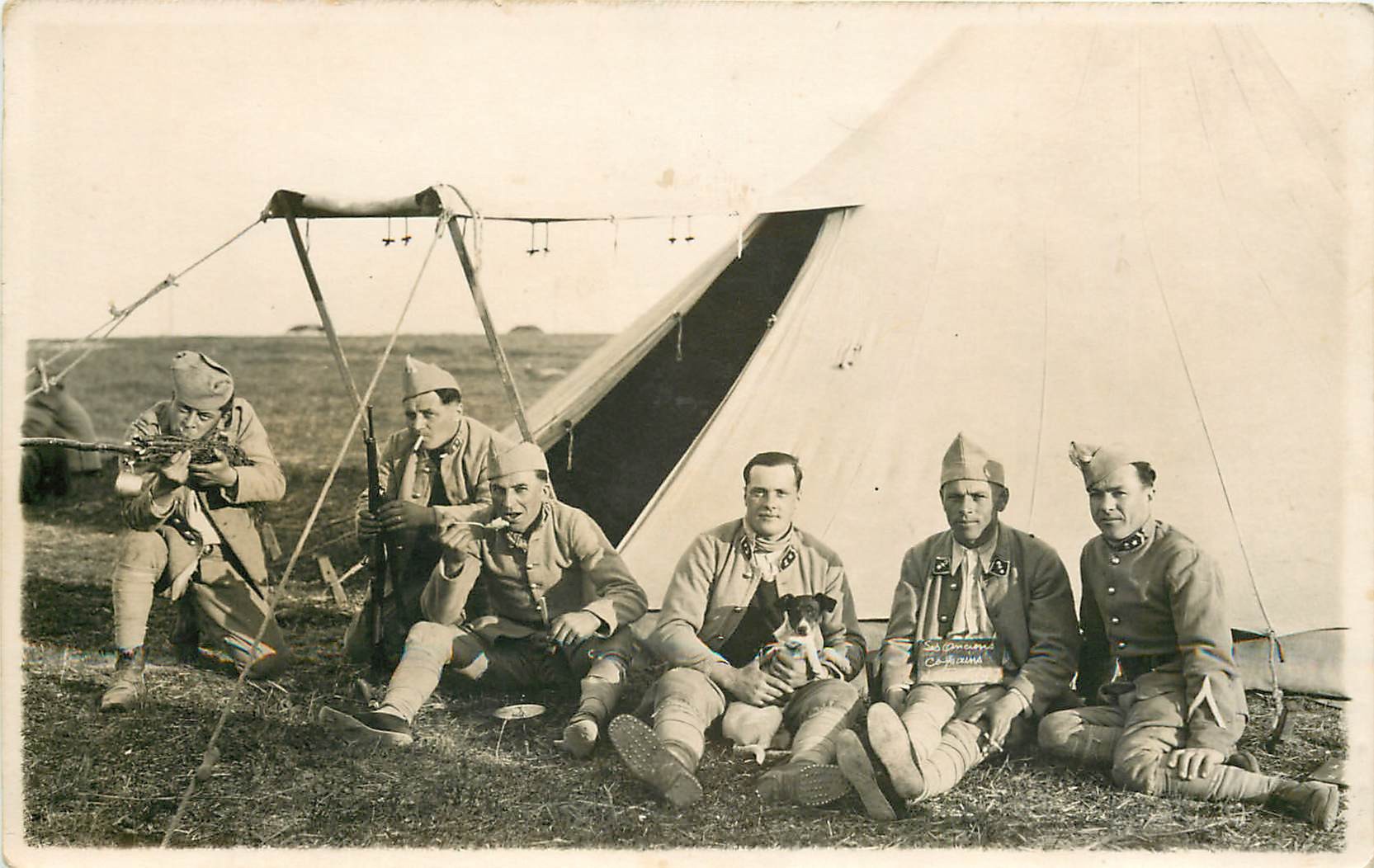 Groupe de Militaires du 2° Régiment d'Infanterie au campement