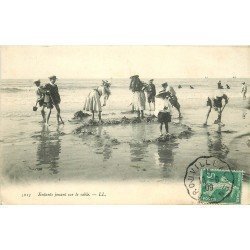 carte postale ancienne 14 TROUVILLE. Enfants jouant sur le sable 1909