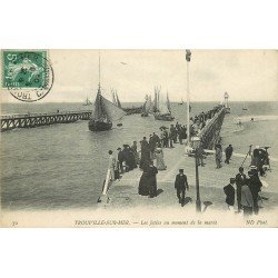 carte postale ancienne 14 TROUVILLE. Les Jetées au moment de la Marée 1909