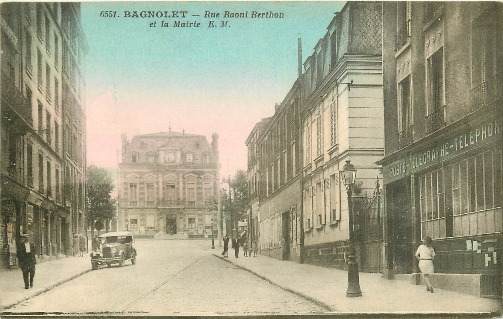 93 BAGNOLET. La Poste Télégraphe et Téléphone Rue Raoul Berton. Voiture ancienne et Mairie 93 BAGNOLET. La Poste Télégraphe et Téléphone Rue Raoul Berton. Voiture ancienne et Mairie
