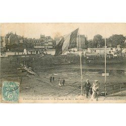 carte postale ancienne 14 TROUVILLE. Passage du Bac à Mer basse 1904