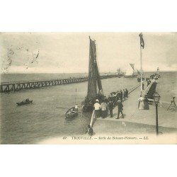 carte postale ancienne 14 TROUVILLE. Sortie des Bateaux Pêcheurs