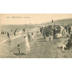 carte postale ancienne 14 TROUVILLE. Grosse animation sur la Plage 248