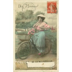 63 SAINT-PARDOUX. Rare un Baiser par femme en bicyclette 1910