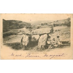 63 SAINT-NECTAIRE-LE-BAS. Fillettes sous le Dolmen vers 1900