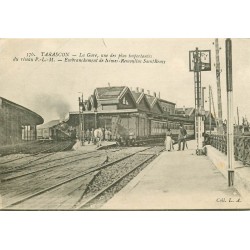 13 TARASCON. Train et locomotive dans la Gare