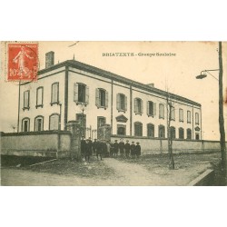 81 BRIATEXTE. Elèves devant le Groupe Scolaire 1912