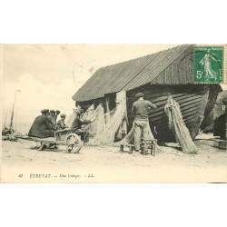 76 . ETRETAT. Pêcheurs réparant leurs filets autour d'une Caloge 1913