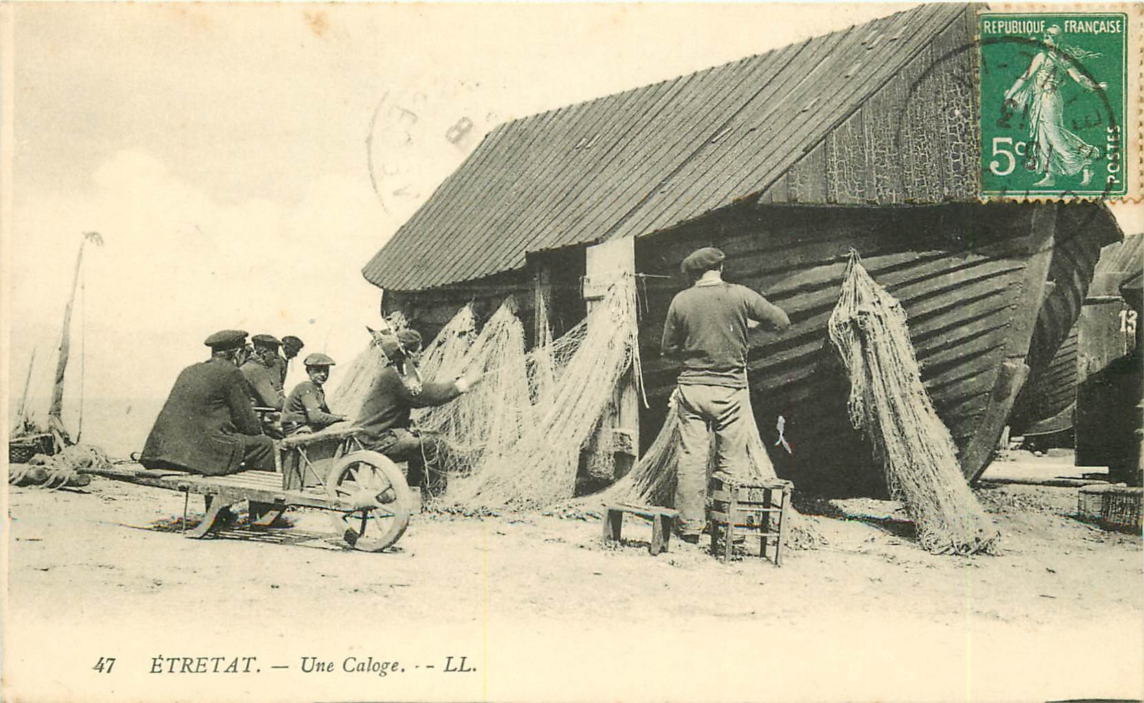76 . ETRETAT. Pêcheurs réparant leurs filets autour d'une Caloge 1913
