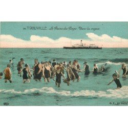 carte postale ancienne 14 TROUVILLE. Dans la Vague à la Plage