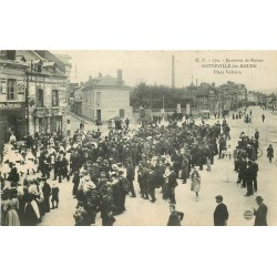 76 SOTTEVILLE-LES-ROUEN. Défilé des Officiels et Sapeurs Pompiers Place Voltaire