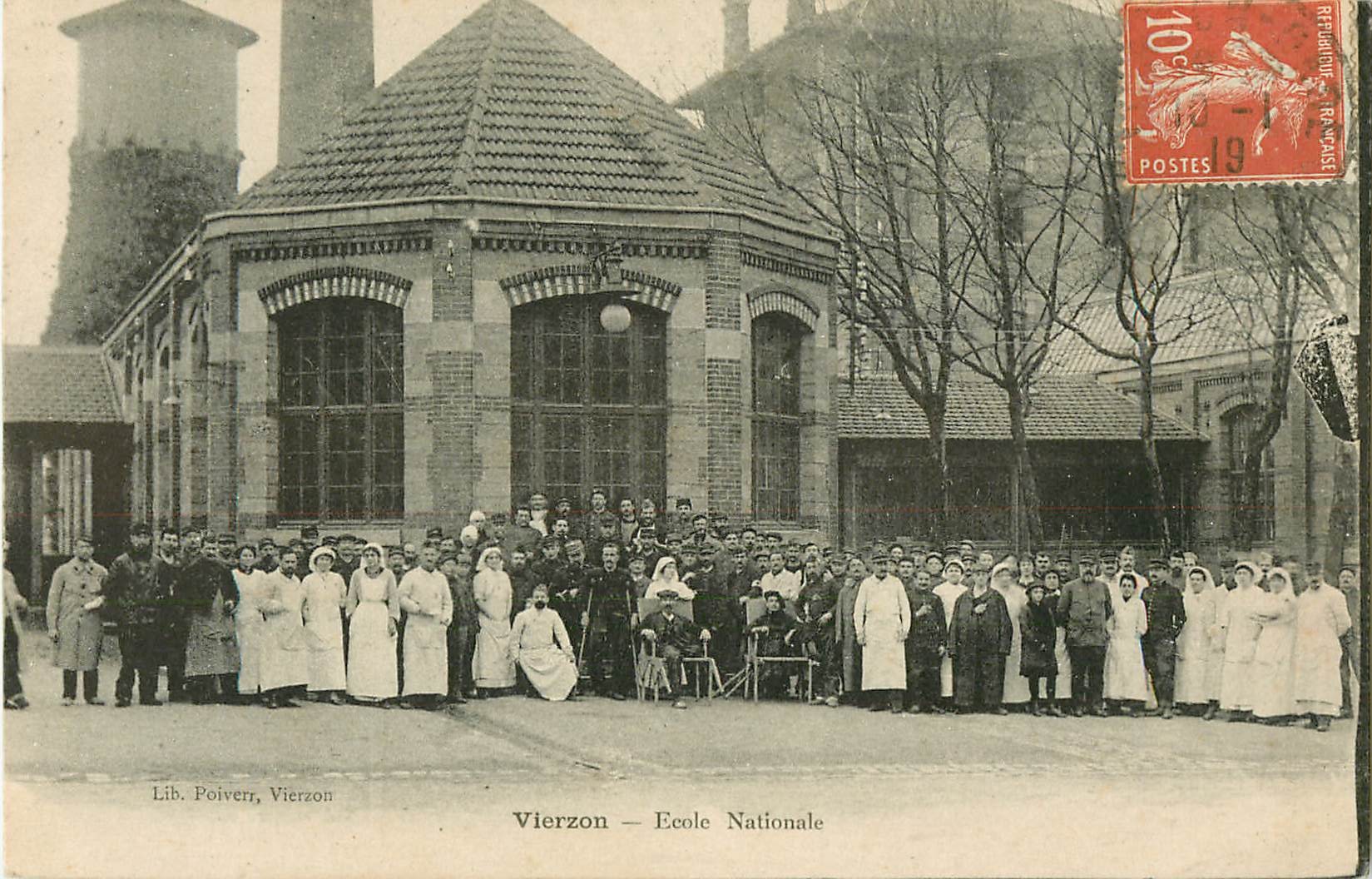 18 VIERZON. Ecole Nationale avec Blessés, Infirmières et Militaires 1919