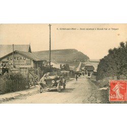 76 CRIEL-SUR-MER. Voiture ancienne sur la Route montant à Mesnil-Val et Tréport