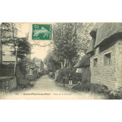 76 SAINT-PIERRE-EN-PORT. Animation rue de la Douane 1913