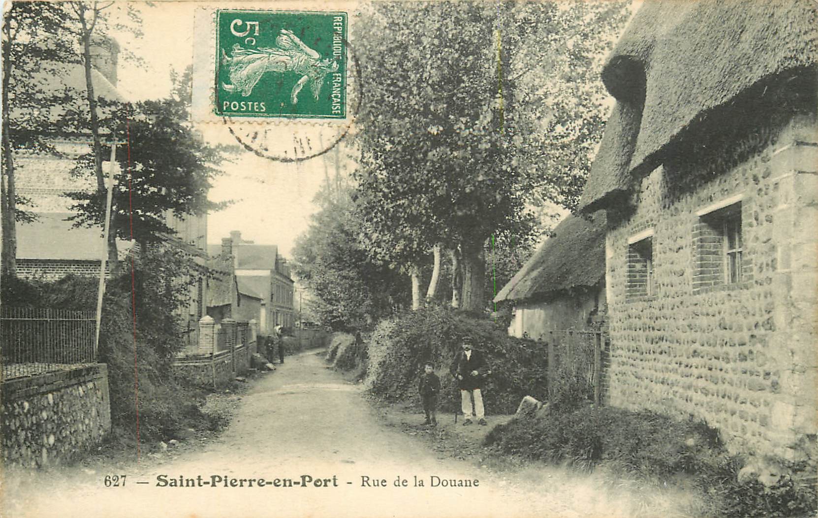 76 SAINT-PIERRE-EN-PORT. Animation rue de la Douane 1913