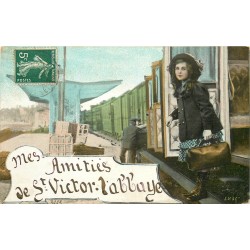 76 SAINT-VICTOR-L'ABBAYE. Carte montage d'une voyageuse descendant du train