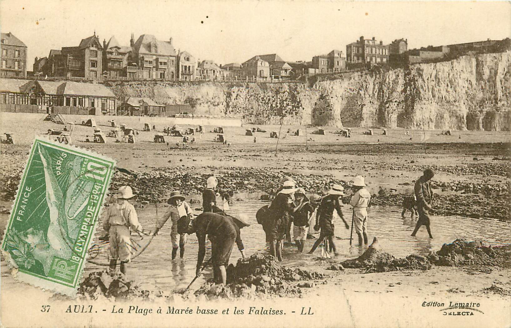 80 AULT. Construction d'un Fort de sable et les Falaises 1924