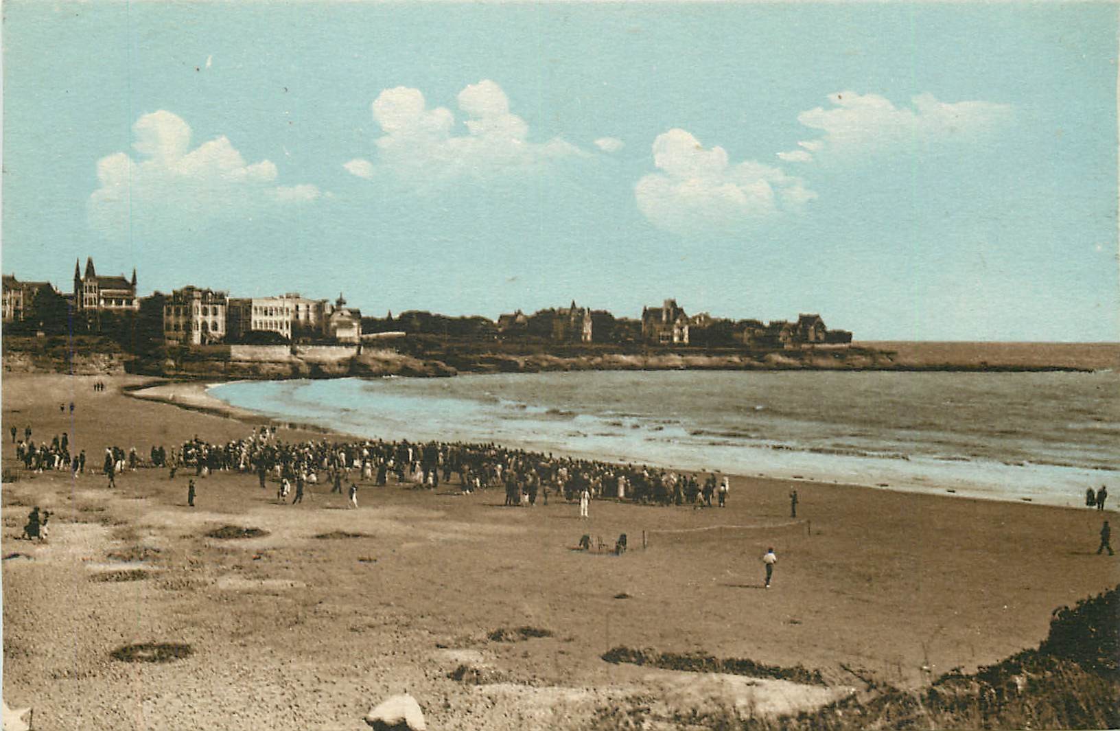 17 ROYAN. Plage de Pontaillac animée