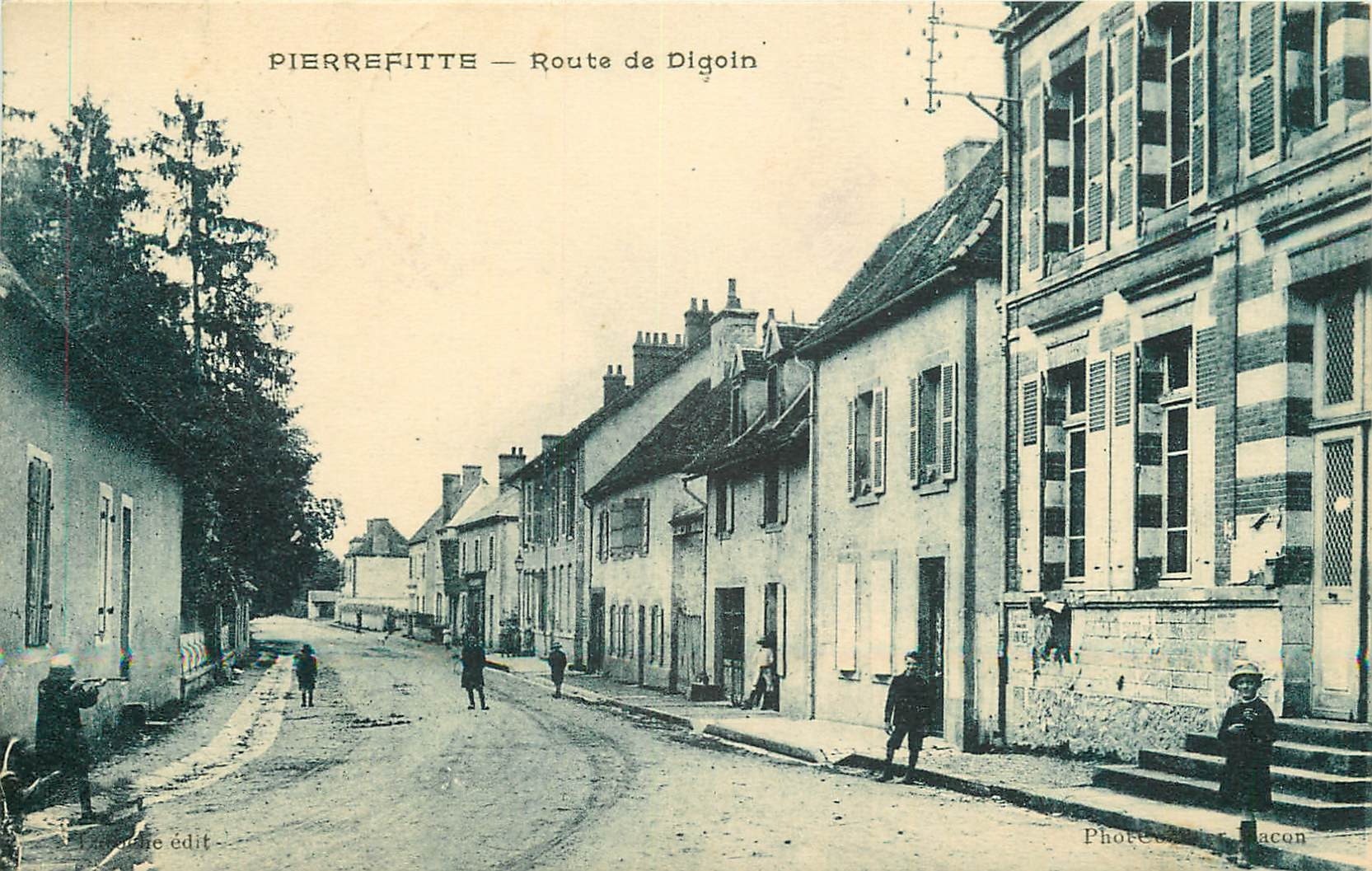 03 PIERREFITTE. Enfants Route de Digoin 1928