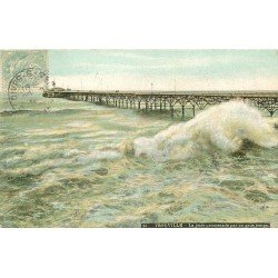 carte postale ancienne 14 TROUVILLE. Jetée Promenade par gros temps 1906