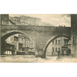 63 THIERS. Personnages sous le Pont de Seychalles vers 1900