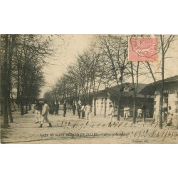 33 CAMP DE SAINT-MEDARD-EN-JALLES. Militaires dans l'Allée principale 1906