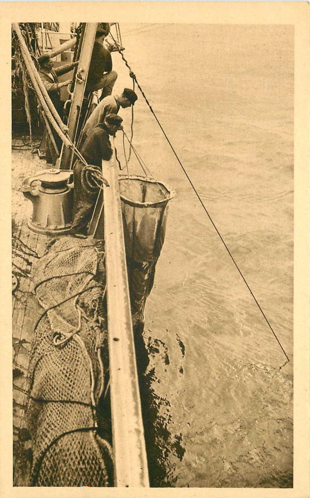 METIERS DE LA PÊCHE. Remontée d'un filet de plancton à bord du Président Théodore Tissier