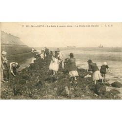 59 MALO-LES-BAINS. La Pêche aux Moules à marée basse sur la Jetée 1929