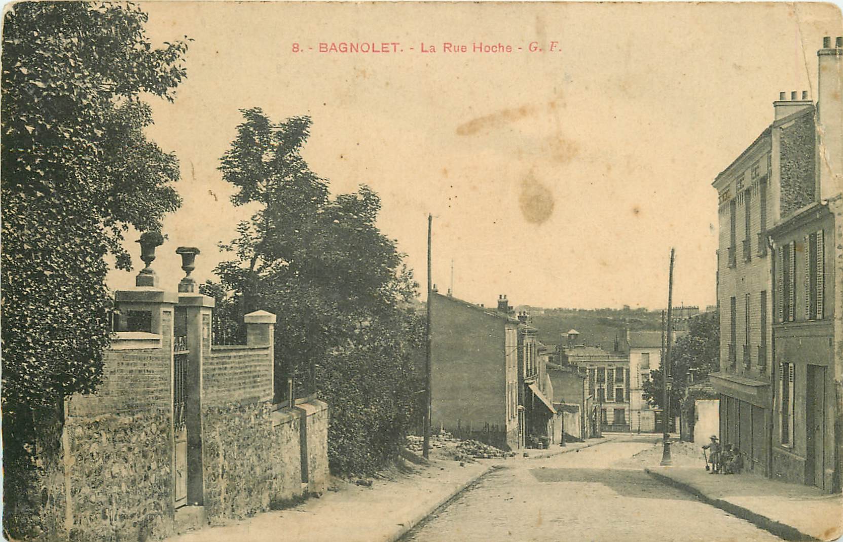 93 BAGNOLET. La rue Hoche vide et déserte...