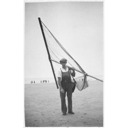 METIERS LA PÊCHE. Un Pêcheur de Crevettes. Uniquement photo...