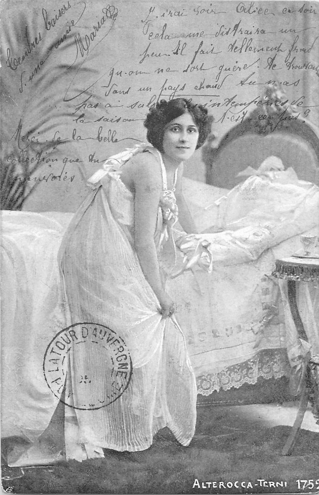 Illustrateur ALTEROCCA TERNI. Femme en nuisette allant se coucher 1905