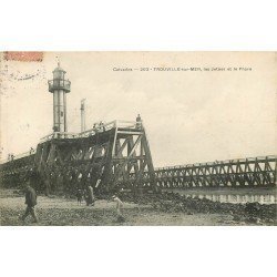 carte postale ancienne 14 TROUVILLE. Jetées et Phare 1907