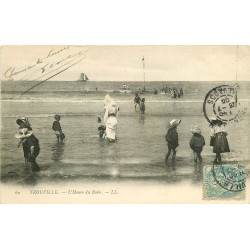 carte postale ancienne 14 TROUVILLE. L'Heure du Bain tout habillé 1905