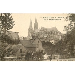 28 CHARTRES. Groupe d'écoliers à la Porte Guillaume et vue sur la Cathédrale