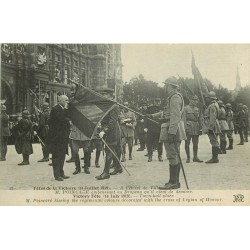 PARIS HÔTEL DE VILLE. Poincaré embrassant le Drapeau