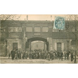 93 PLAINE SAINT-DENIS. Sortie des Ouvriers de la Verrerie Cristallerie Legras 1907