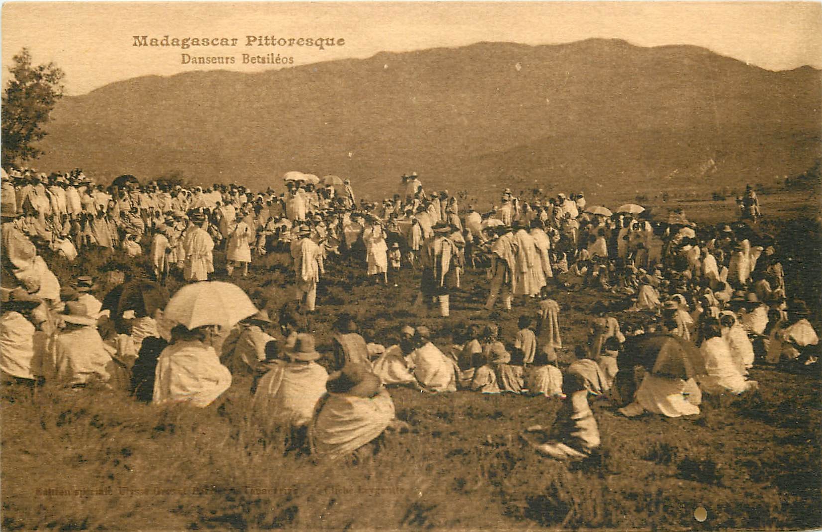 MADAGASCAR. Danseurs Betsiléos