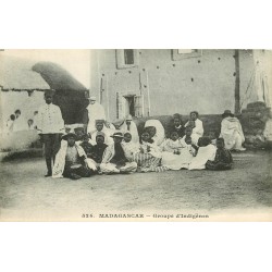 MADAGASCAR. Groupe d'Indigènes assis vers 1900