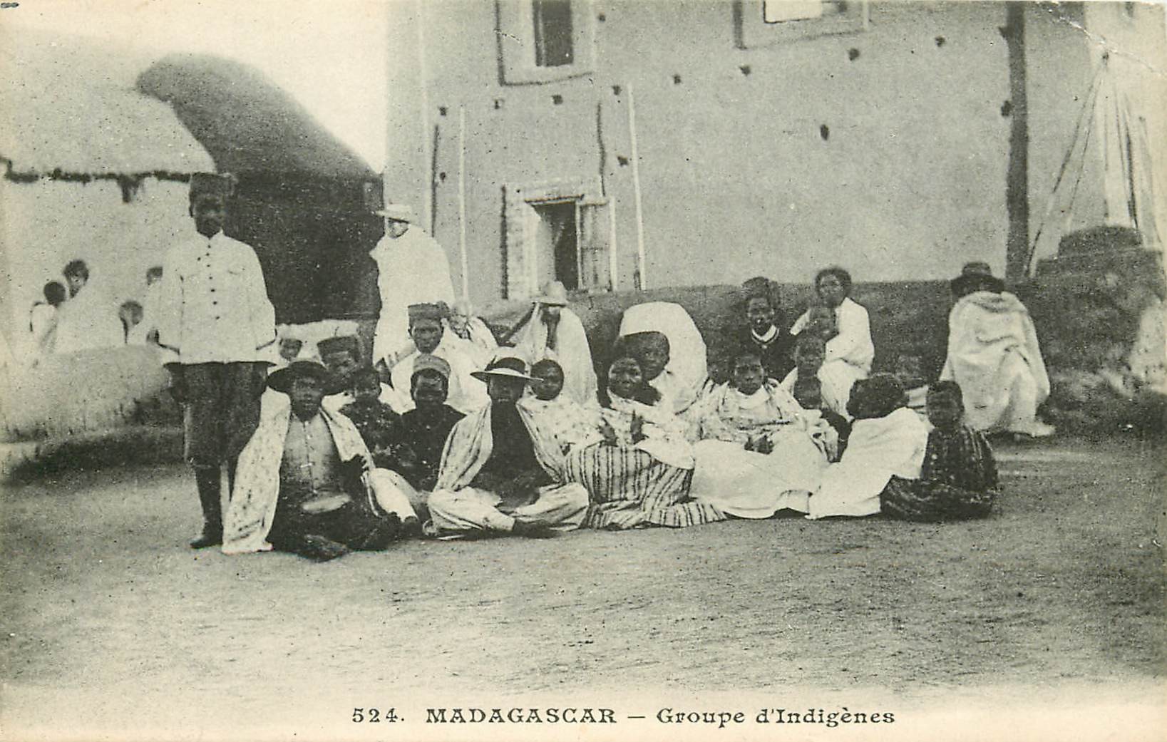 MADAGASCAR. Groupe d'Indigènes assis vers 1900