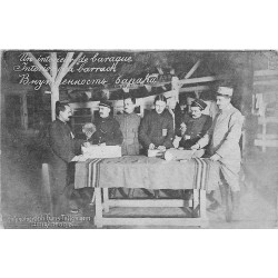 Prisonniers de Guerre se partageant le pain tampon de la censure allemande en 1918