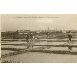 56 CARNAC. Paludiers et Paludières ramassant du sel aux Salines de Bréno 1924